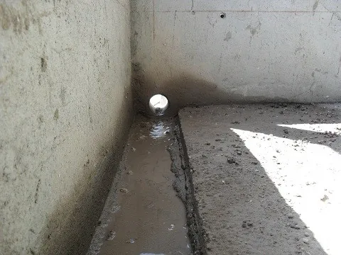 Pase para tubería sanitaria terminado en losa de hormigón